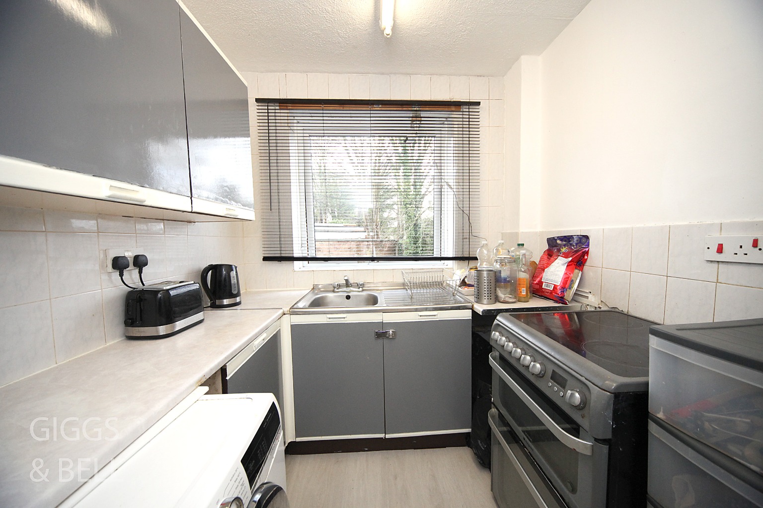 2 bed flat for sale in Richmond Hill, Luton 5