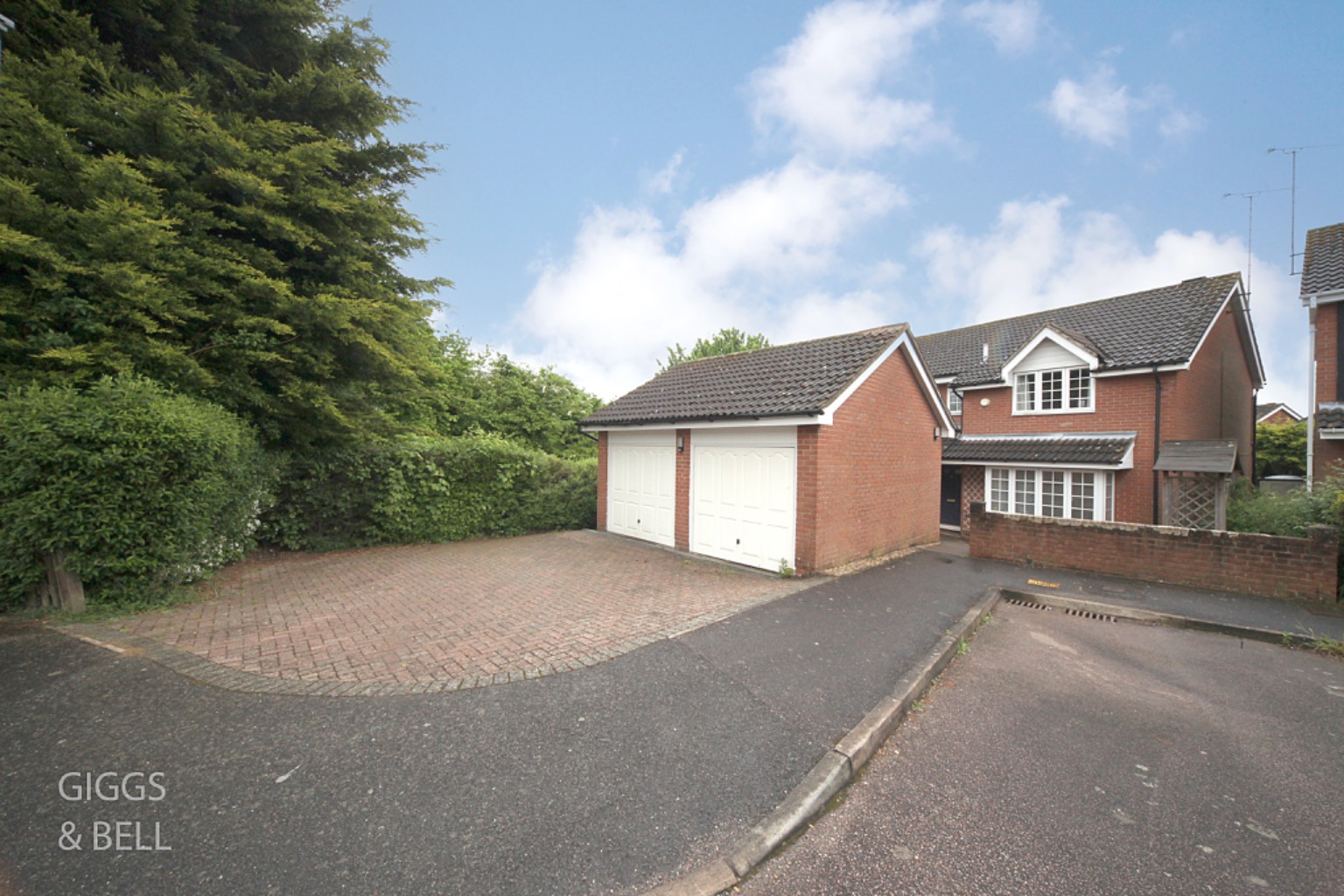 4 bed detached house for sale in Rochford Drive, Luton  - Property Image 1