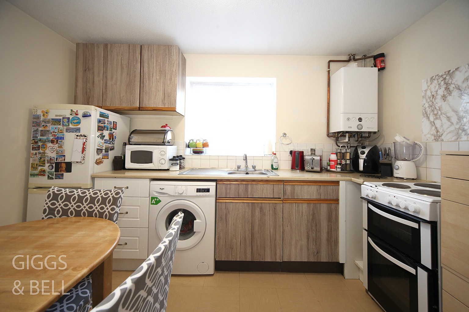 2 bed terraced house for sale in Copperfields, Luton 3