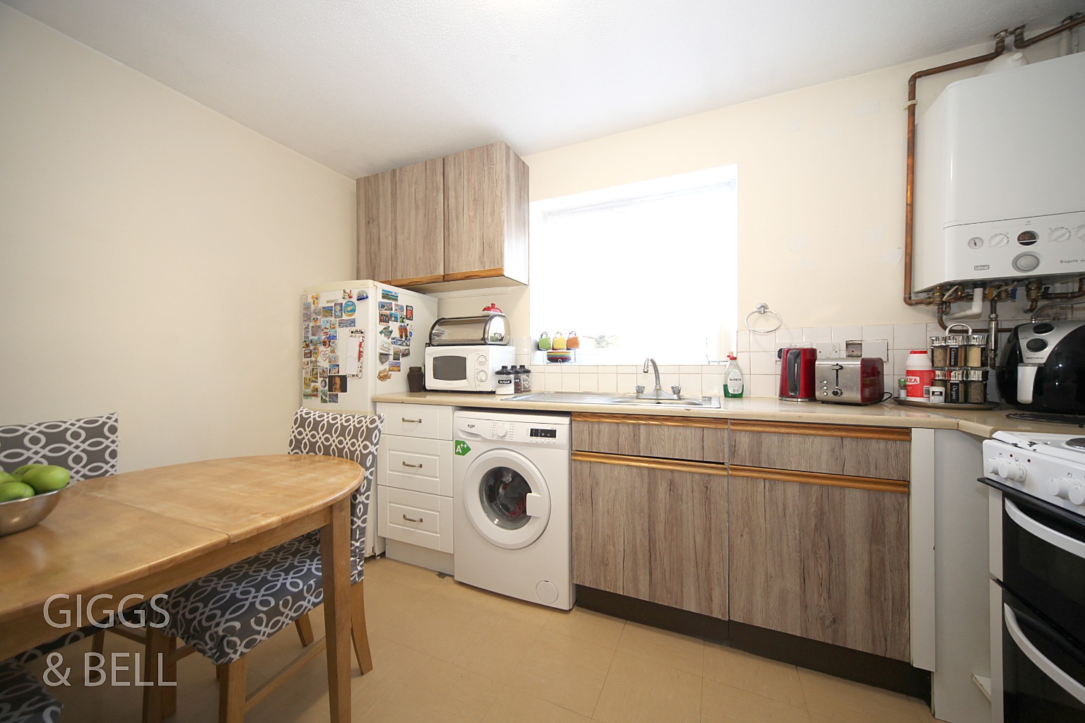 2 bed terraced house for sale in Copperfields, Luton 4