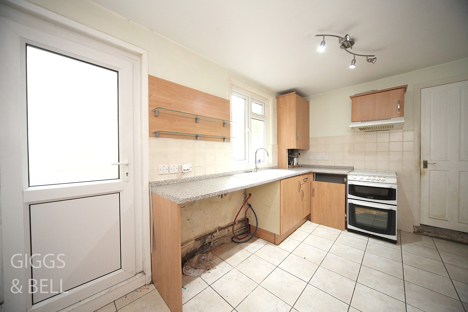 3 bed terraced house for sale in Cowper Street, Luton 5