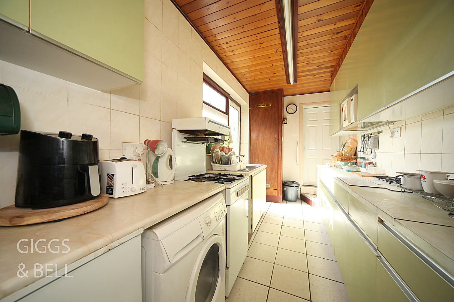 3 bed terraced house for sale in Warwick Road West, Luton  - Property Image 4
