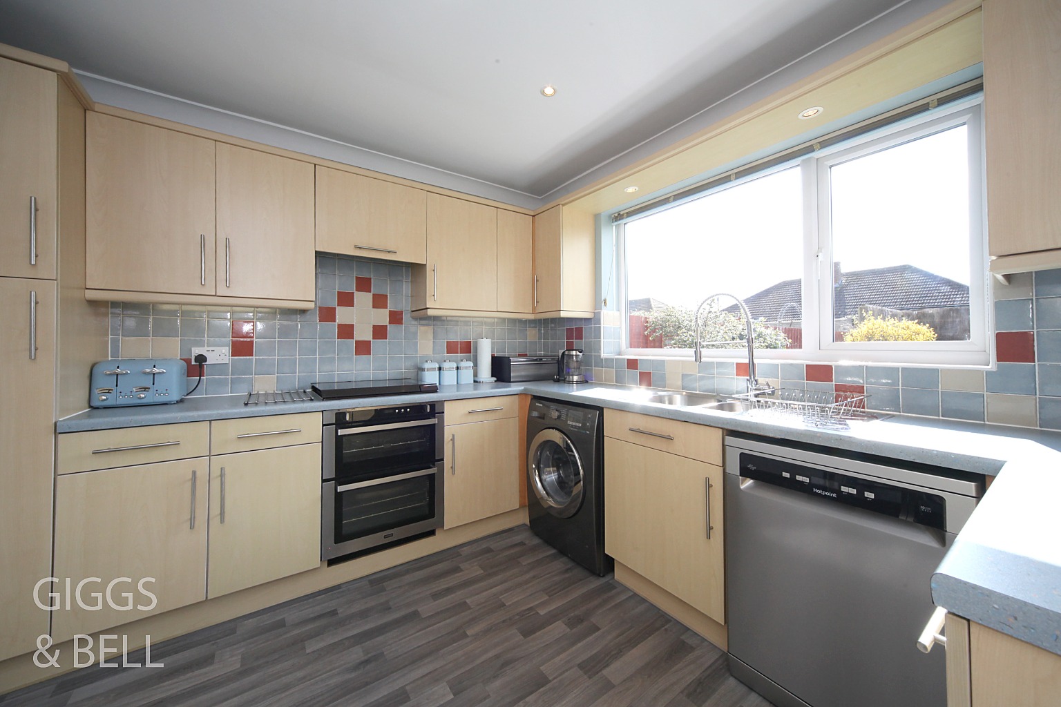 4 bed semi-detached house for sale in Kinross Crescent, Luton  - Property Image 6