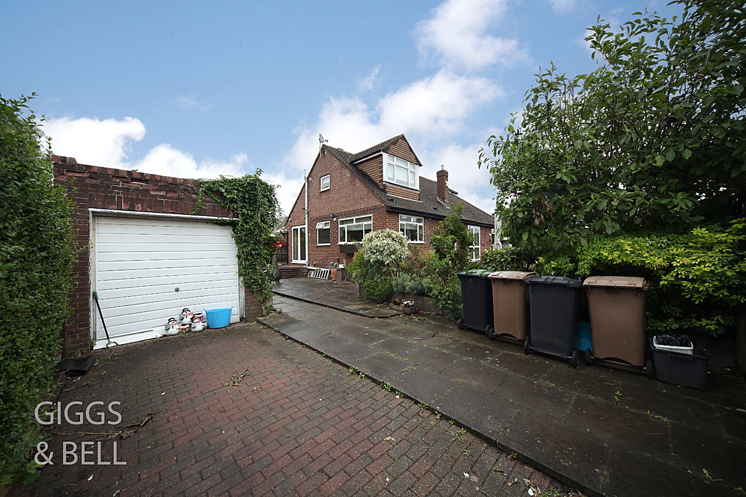 3 bed bungalow for sale in Ryecroft Way, Luton  - Property Image 2
