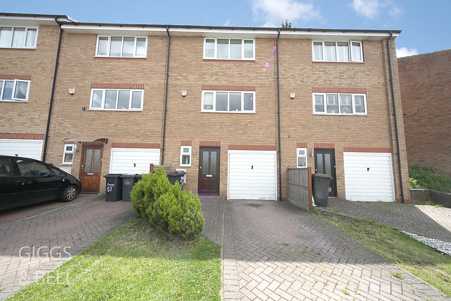 2 bed terraced house for sale in Fermor Crescent, Luton, LU2 
