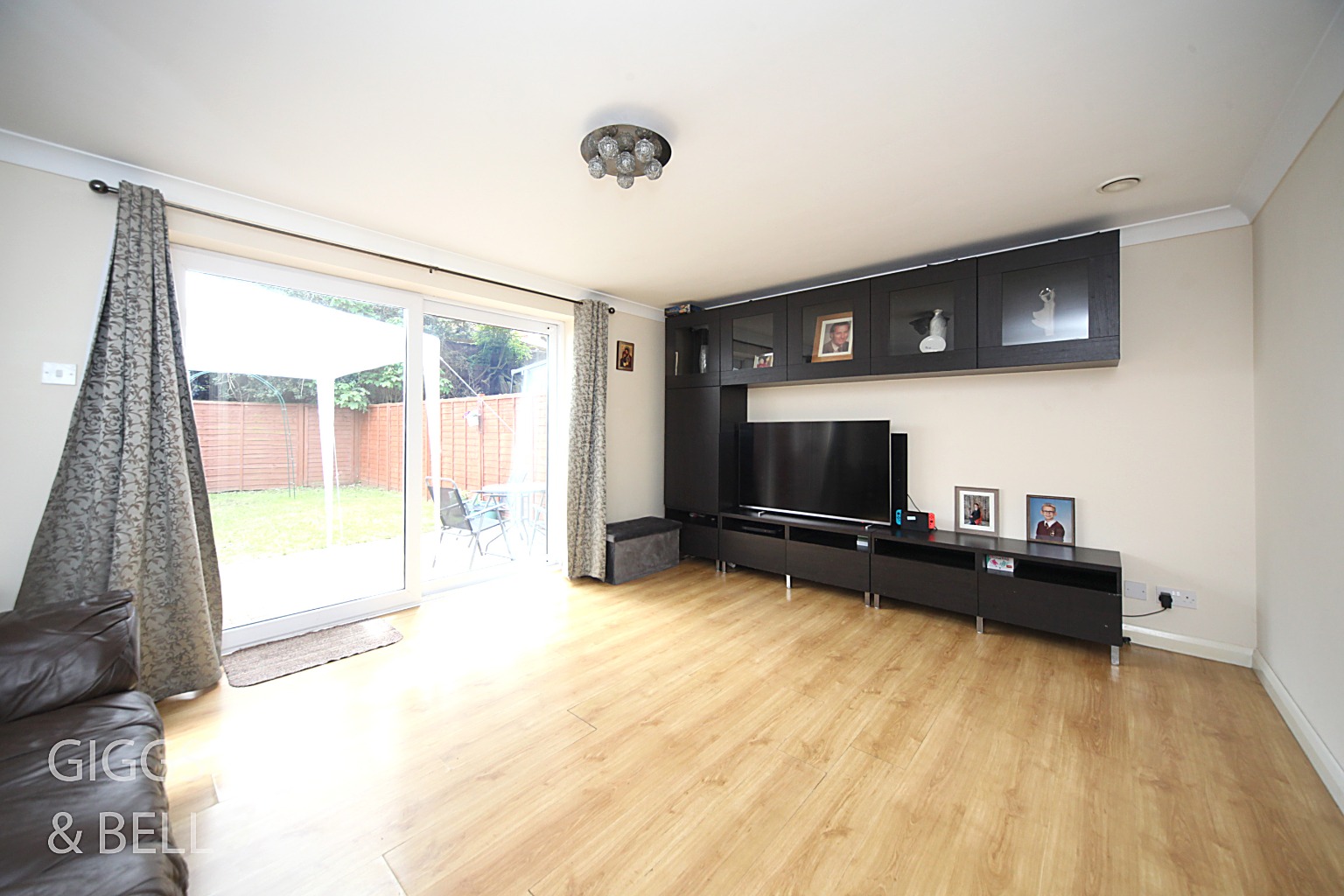 2 bed terraced house for sale in Fermor Crescent, Luton 2