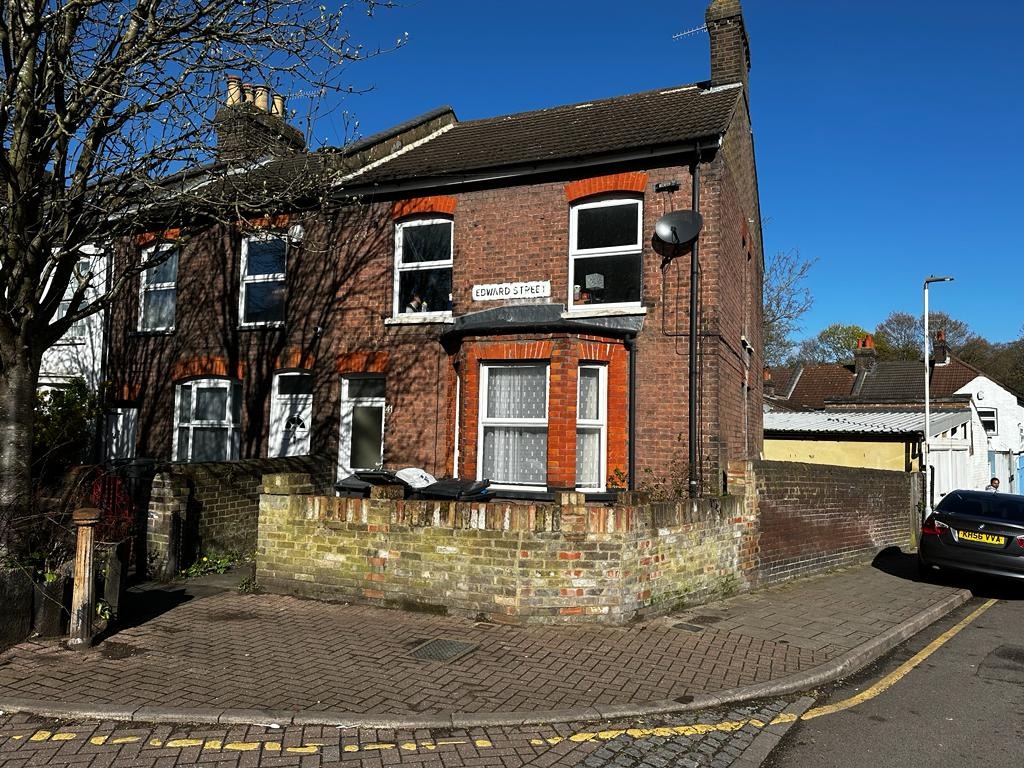3 bed end of terrace house for sale in Edward Street, Luton, LU2 