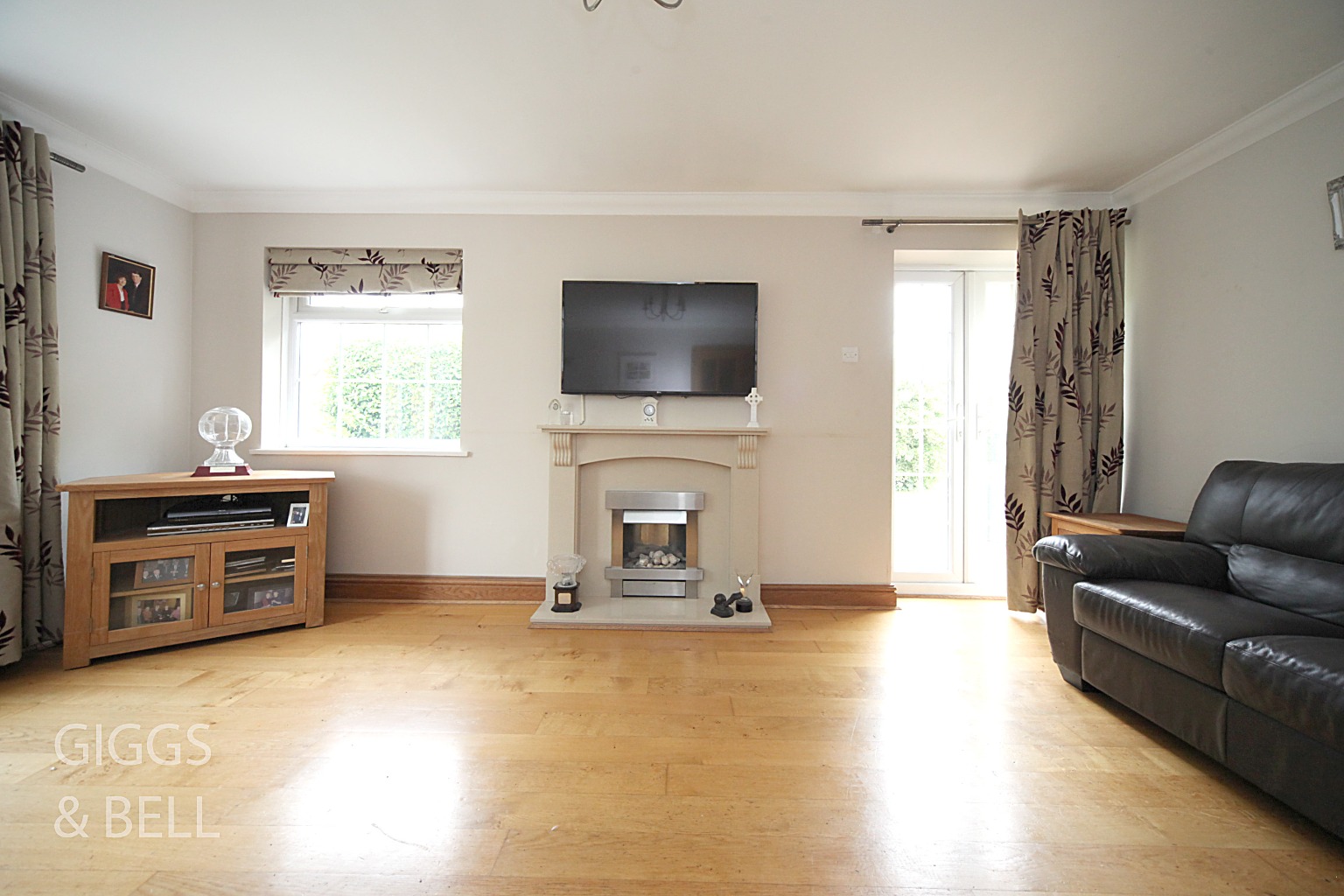 3 bed detached bungalow for sale in Sedbury Close, Luton  - Property Image 3