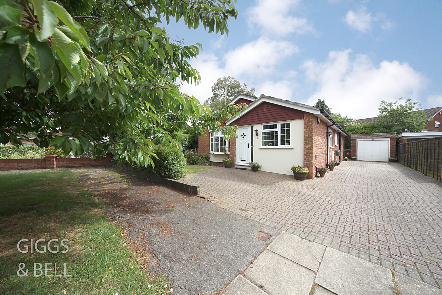 3 bed detached bungalow for sale in Sedbury Close, Luton, LU3 