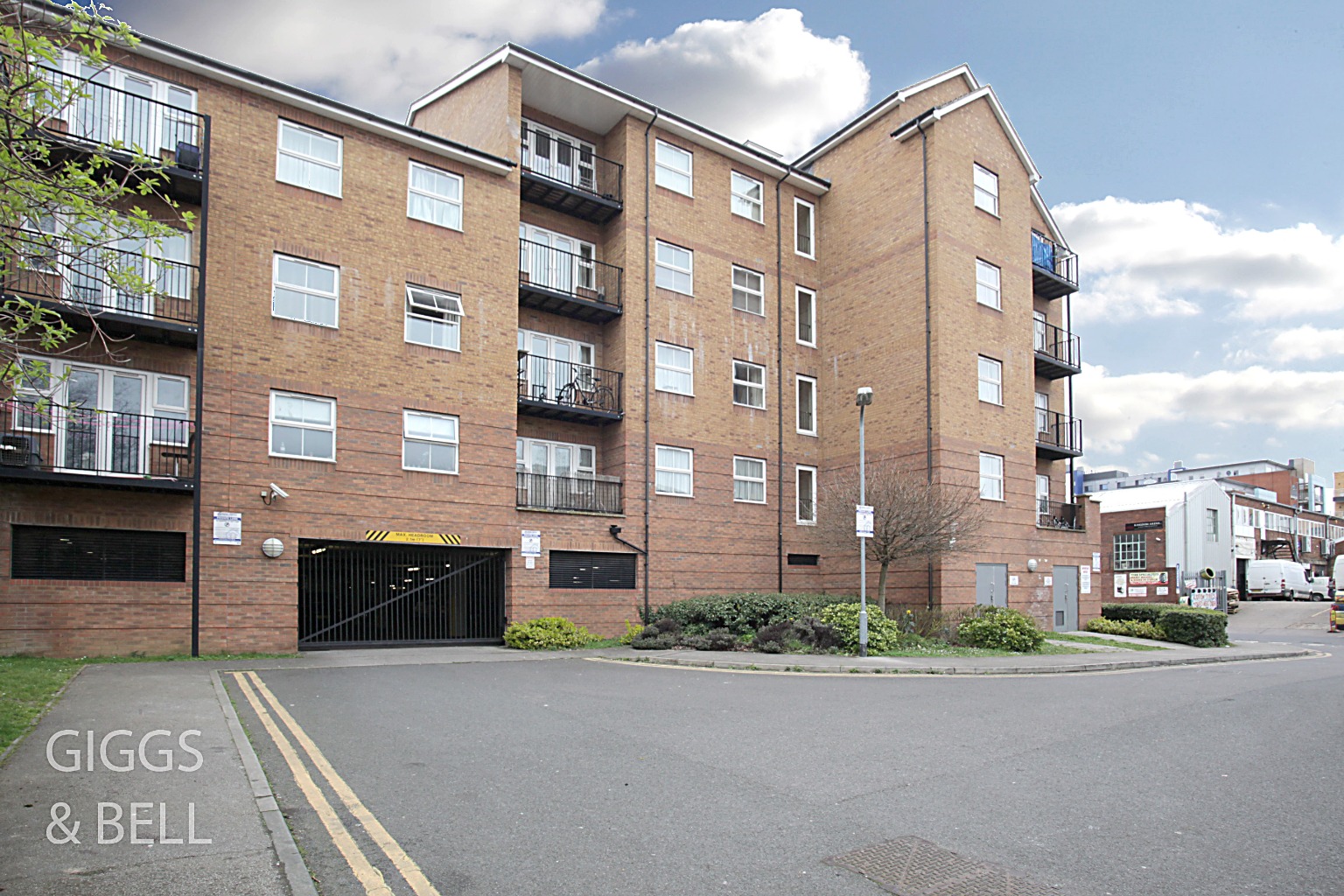 2 bed ground floor flat for sale in Holly Street, Luton, LU1 