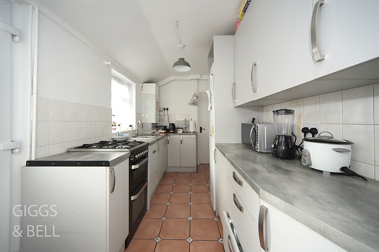 2 bed terraced house for sale in Dane Road, Luton 3