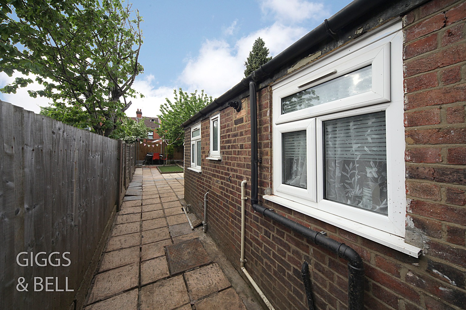 2 bed terraced house for sale in Dane Road, Luton 11