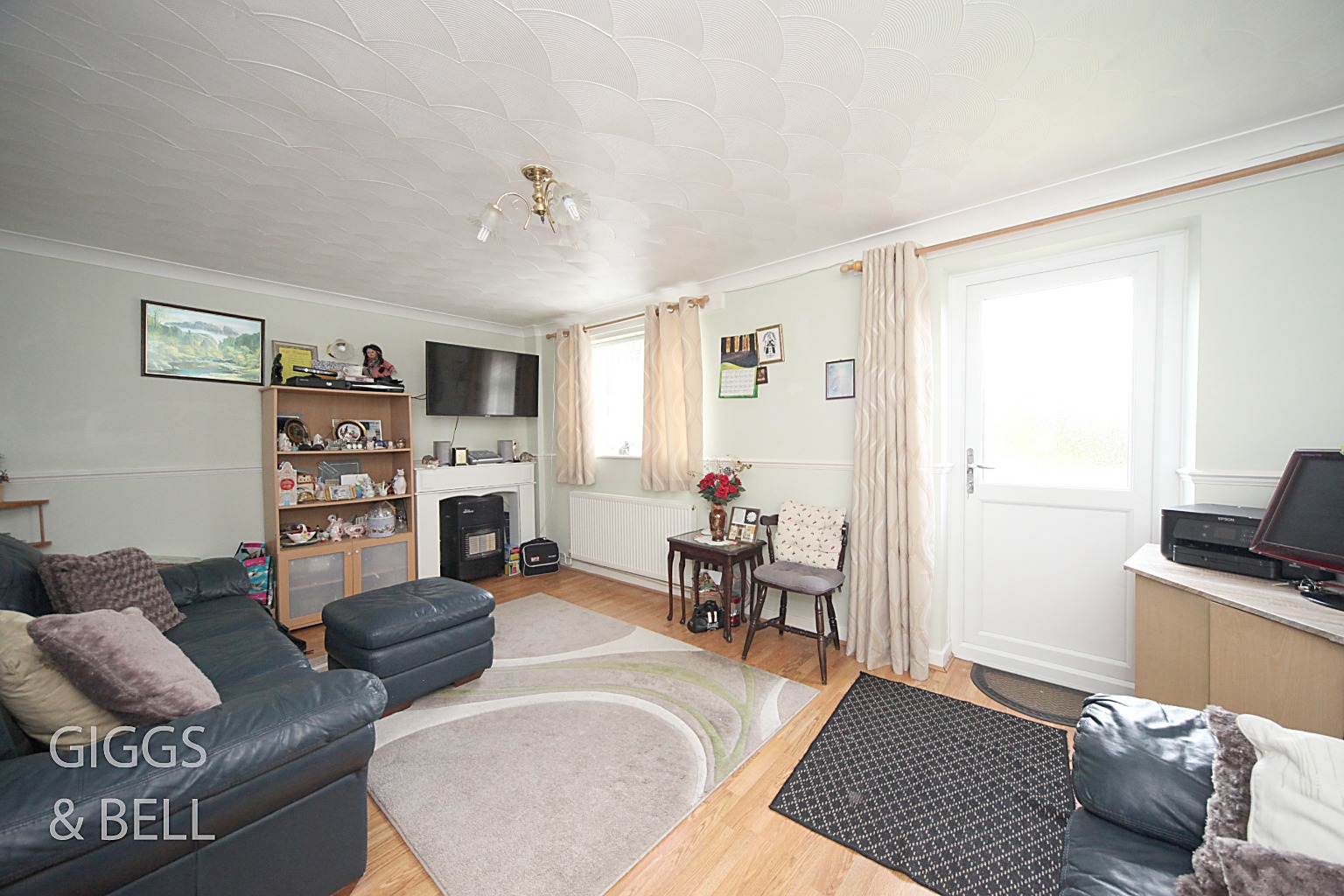 3 bed end of terrace house for sale in Holkham Close, Luton 2