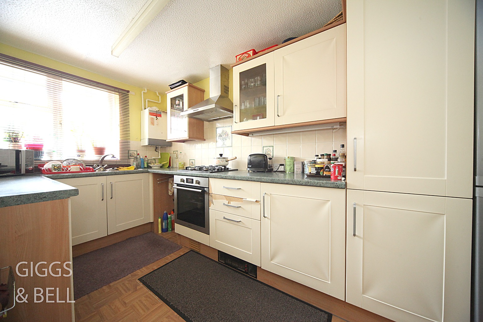 3 bed end of terrace house for sale in Holkham Close, Luton 4