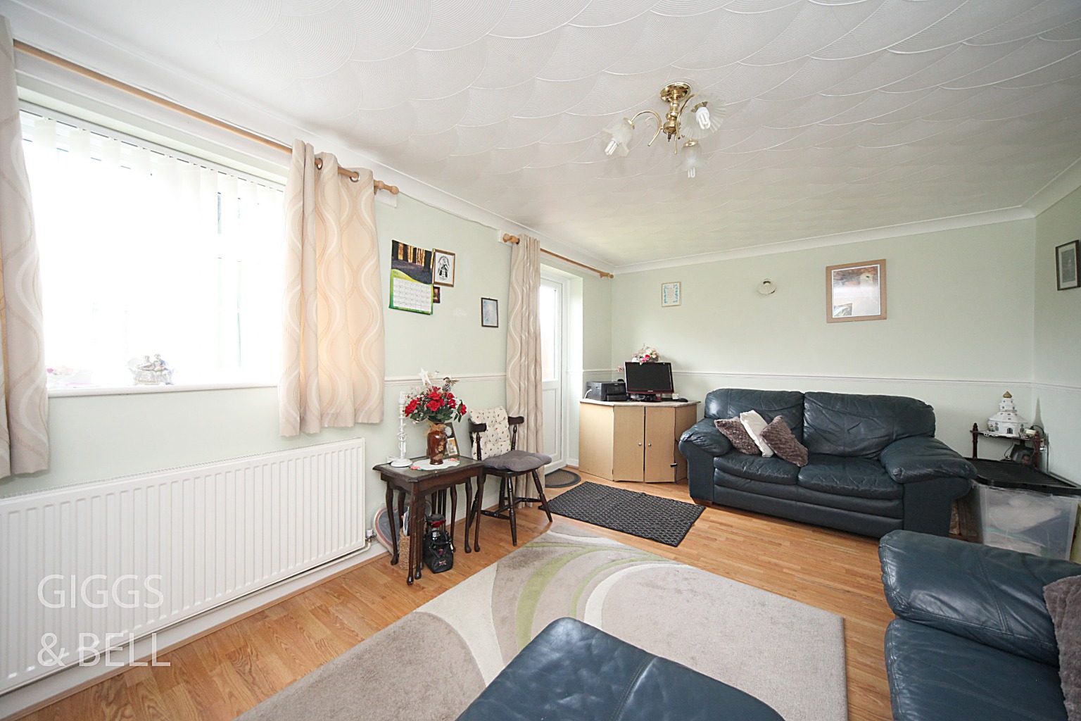 3 bed end of terrace house for sale in Holkham Close, Luton 1