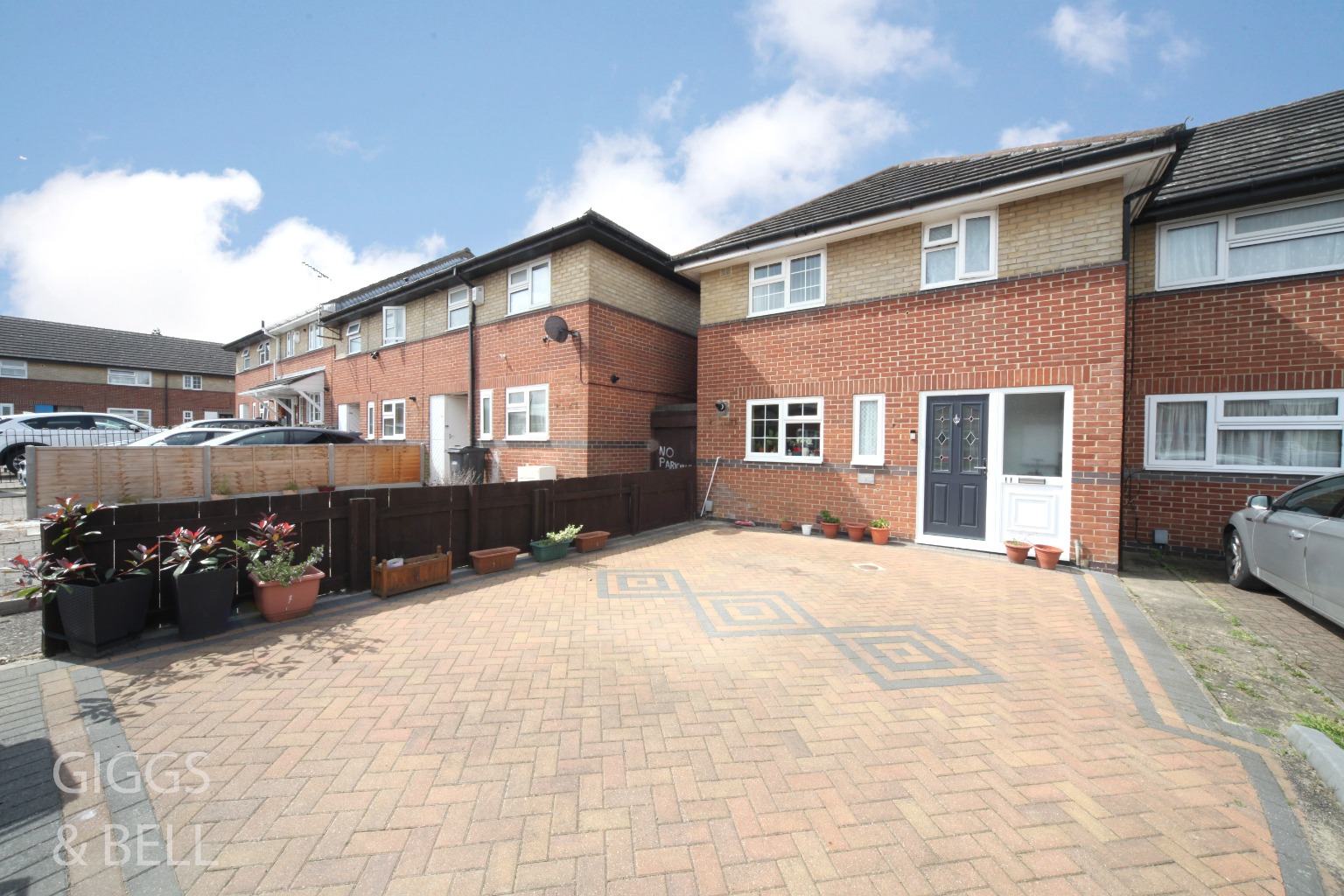 3 bed end of terrace house for sale in Holkham Close, Luton, LU4 