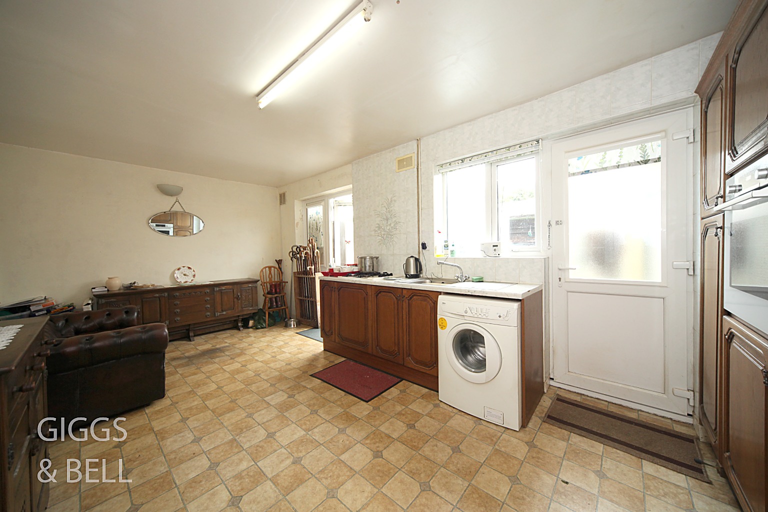 3 bed terraced house for sale in Whipperley Way, Luton 4