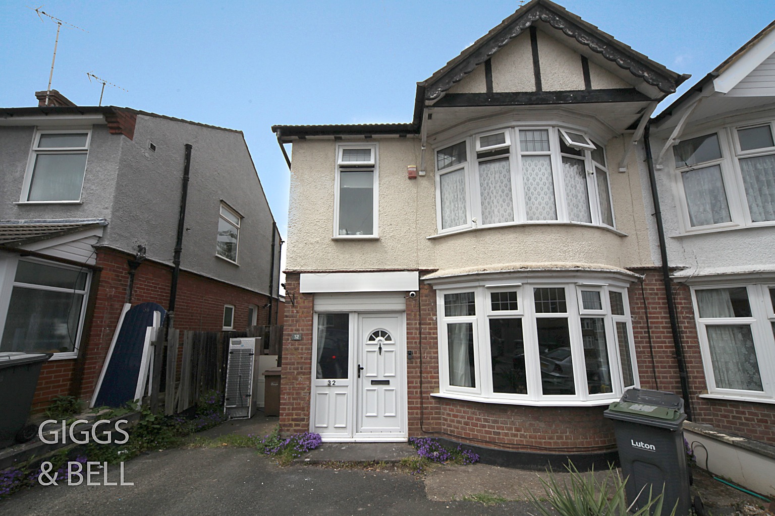 4 bed semi-detached house for sale in Alton Road, Luton  - Property Image 1