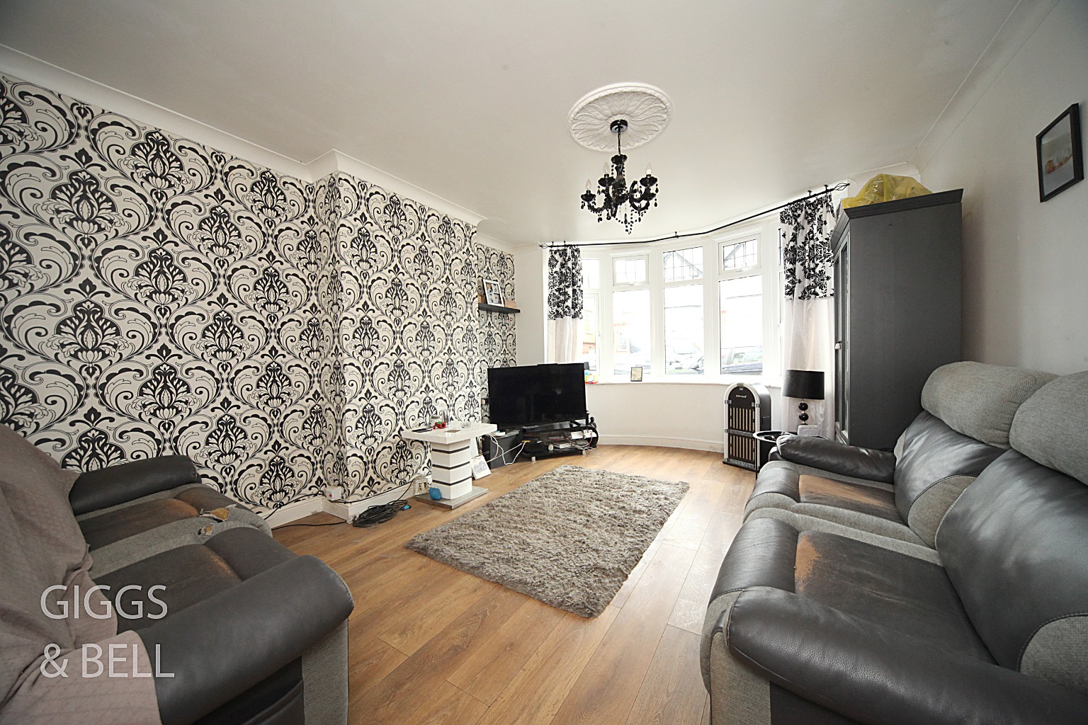 4 bed semi-detached house for sale in Alton Road, Luton  - Property Image 2