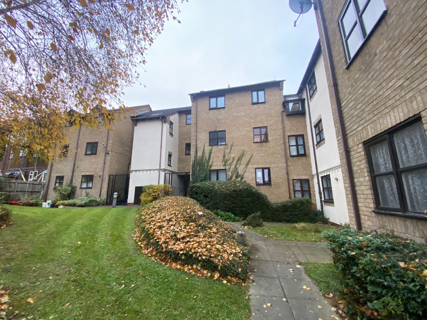 2 bed ground floor flat for sale in The Ridings, Luton, LU3 