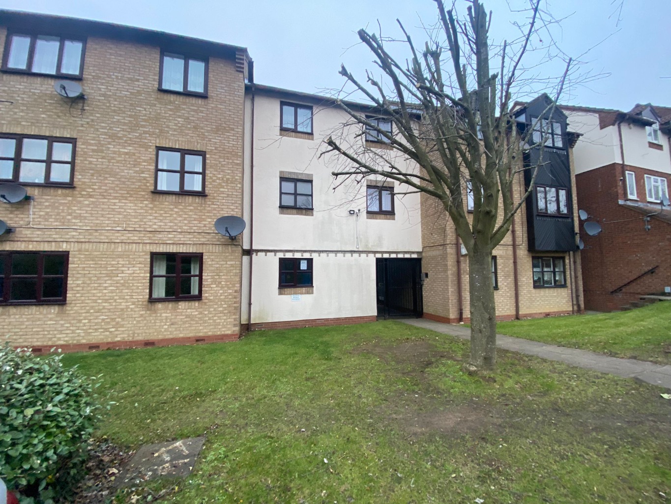 2 bed ground floor flat for sale in The Ridings, Luton 1