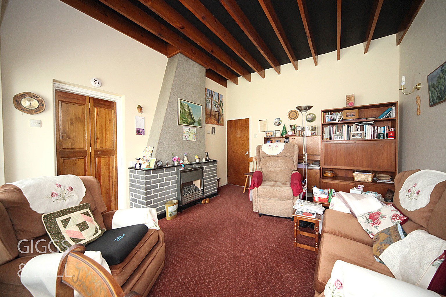 2 bed bungalow for sale in Tintagel Close, Luton  - Property Image 3