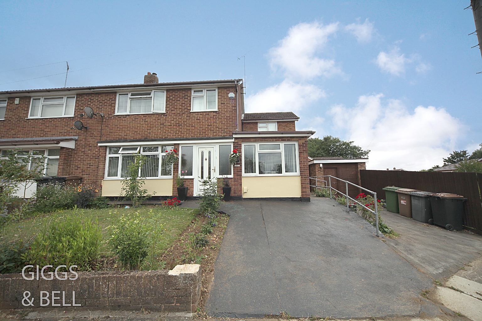4 bed semi-detached house for sale in Swasedale Road, Luton  - Property Image 1
