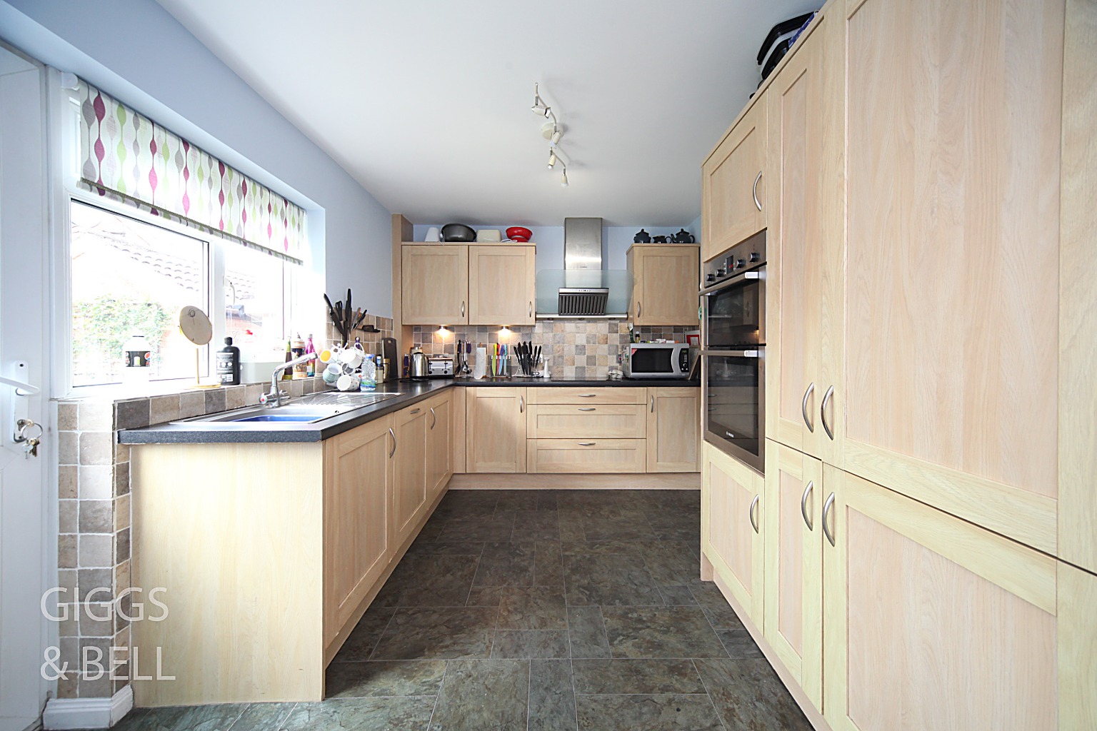 4 bed semi-detached house for sale in Swasedale Road, Luton  - Property Image 6