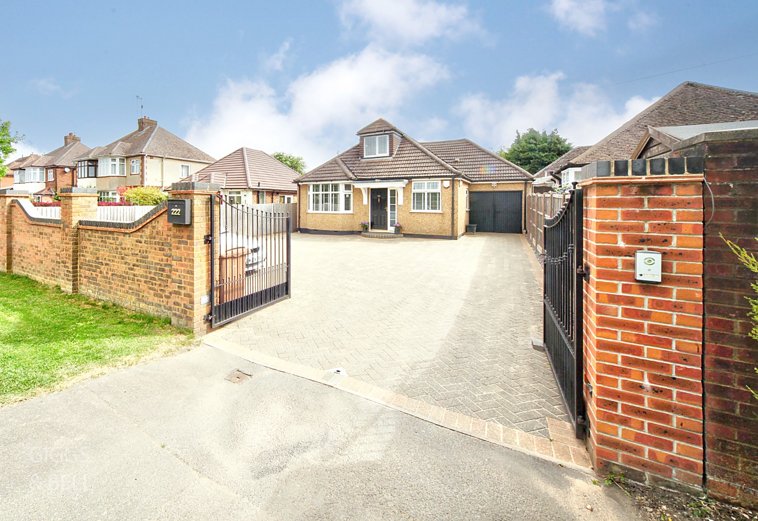 4 bed detached bungalow for sale in Barton Road, Bedfordshire, LU3 