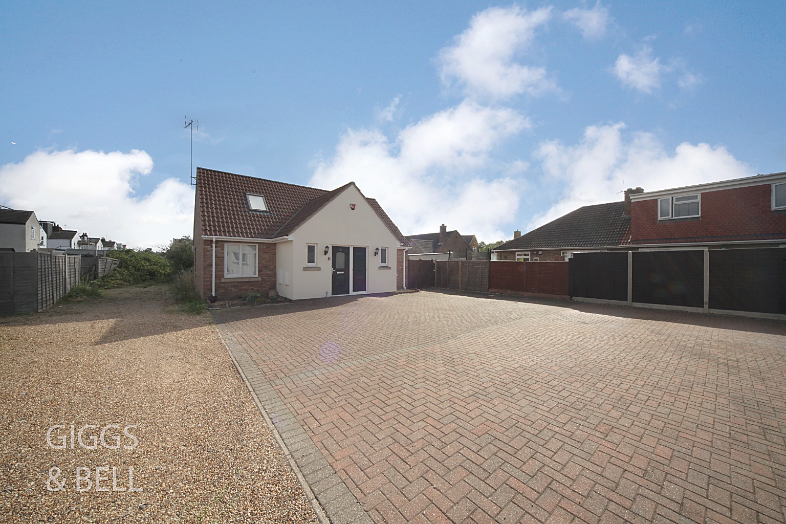 3 bed detached bungalow for sale in Gardenia Avenue, Luton - Property Image 1