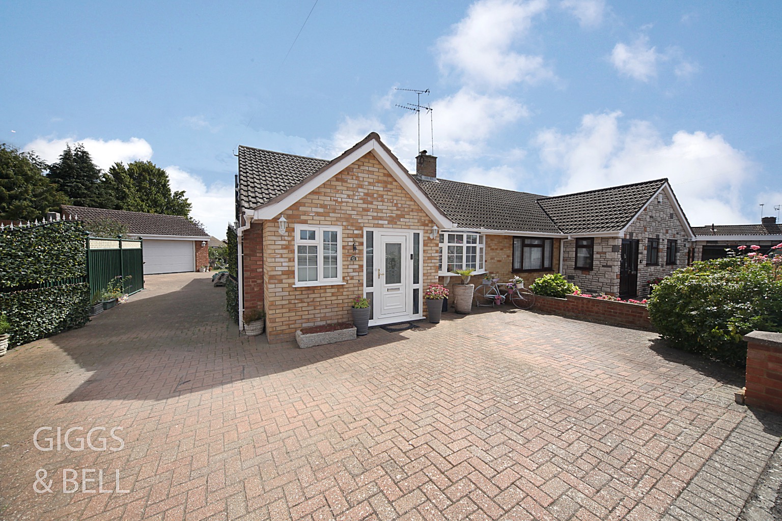 3 bed semi-detached bungalow for sale in Monton Close, Luton - Property Image 1