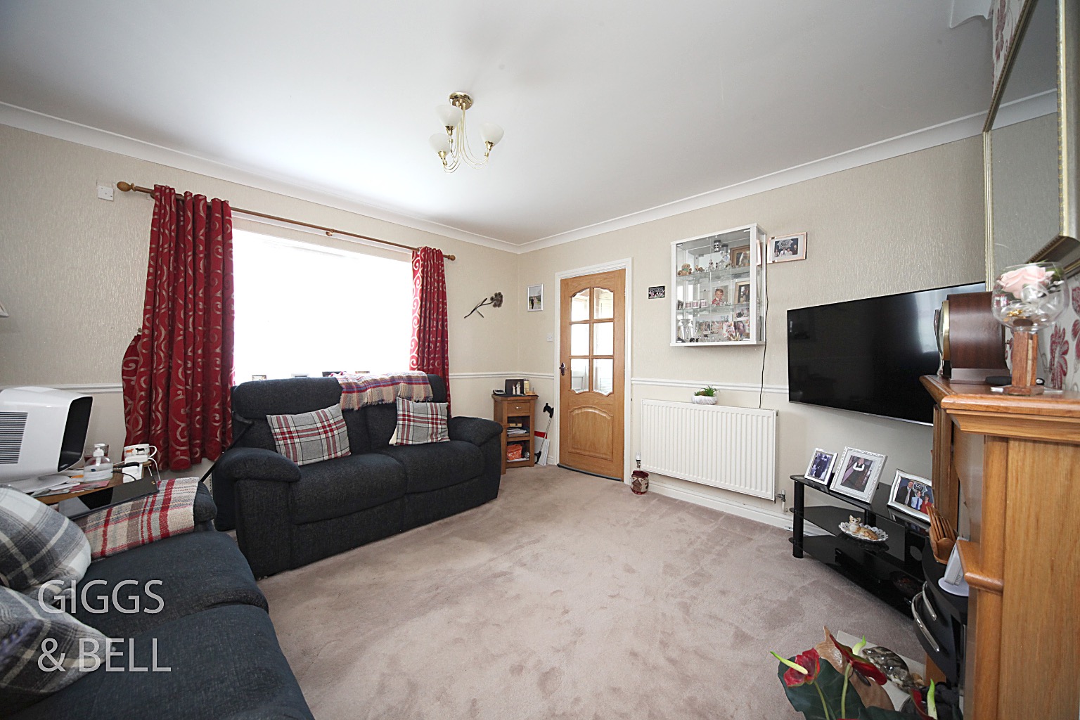 3 bed semi-detached house for sale in Ramsey Close, Luton  - Property Image 3