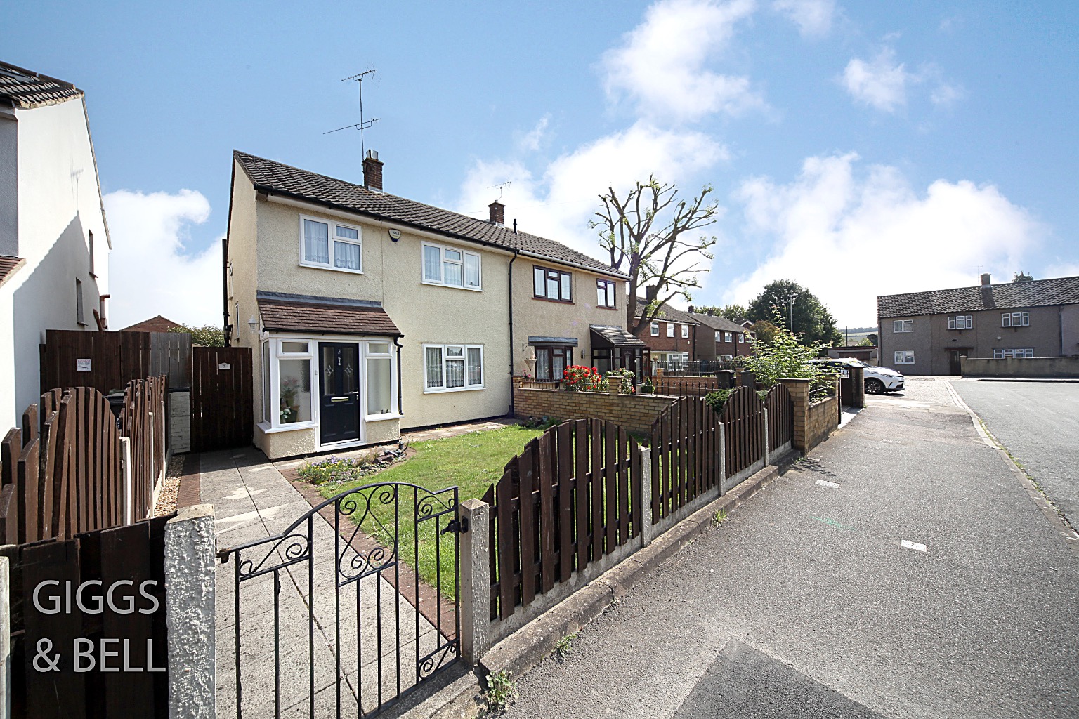 3 bed semi-detached house for sale in Ramsey Close, Luton - Property Image 1