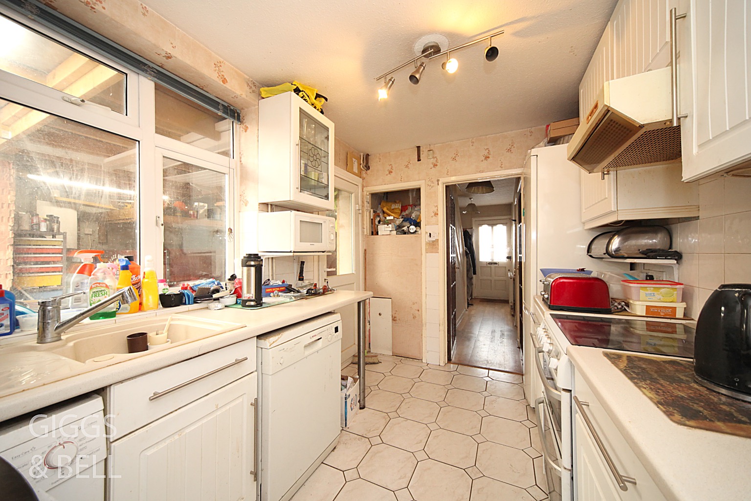 3 bed semi-detached house for sale in Meyrick Avenue, Luton  - Property Image 5