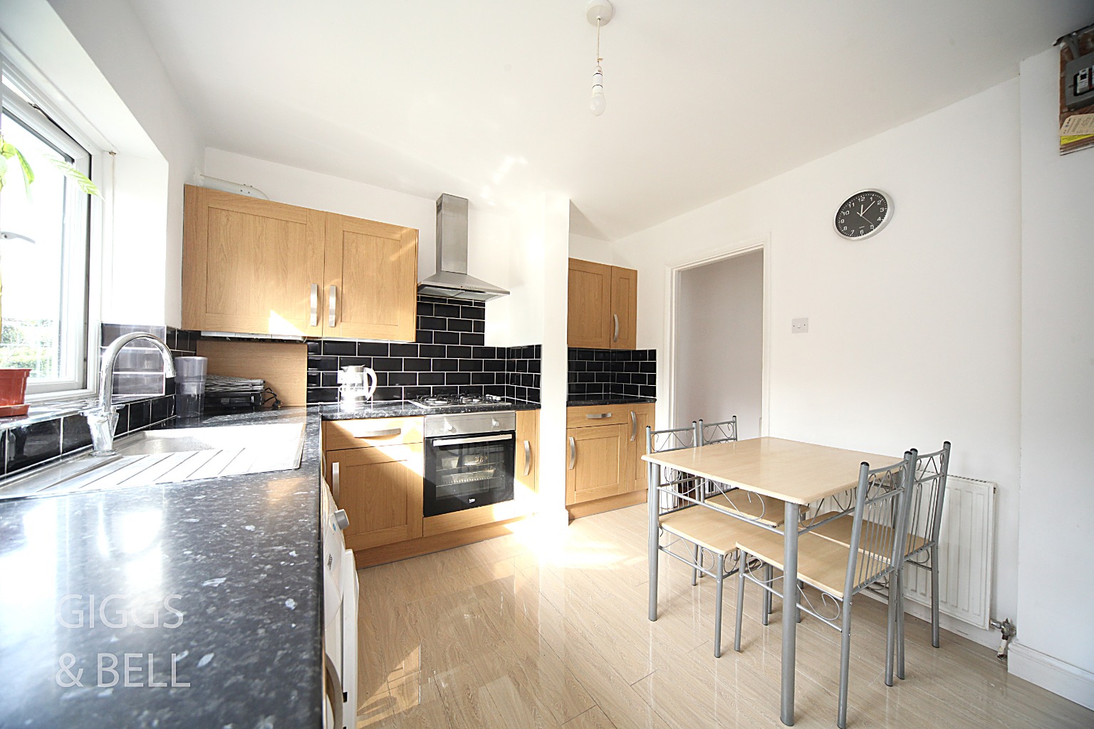 2 bed flat for sale in Stockwood Crescent, Luton  - Property Image 5