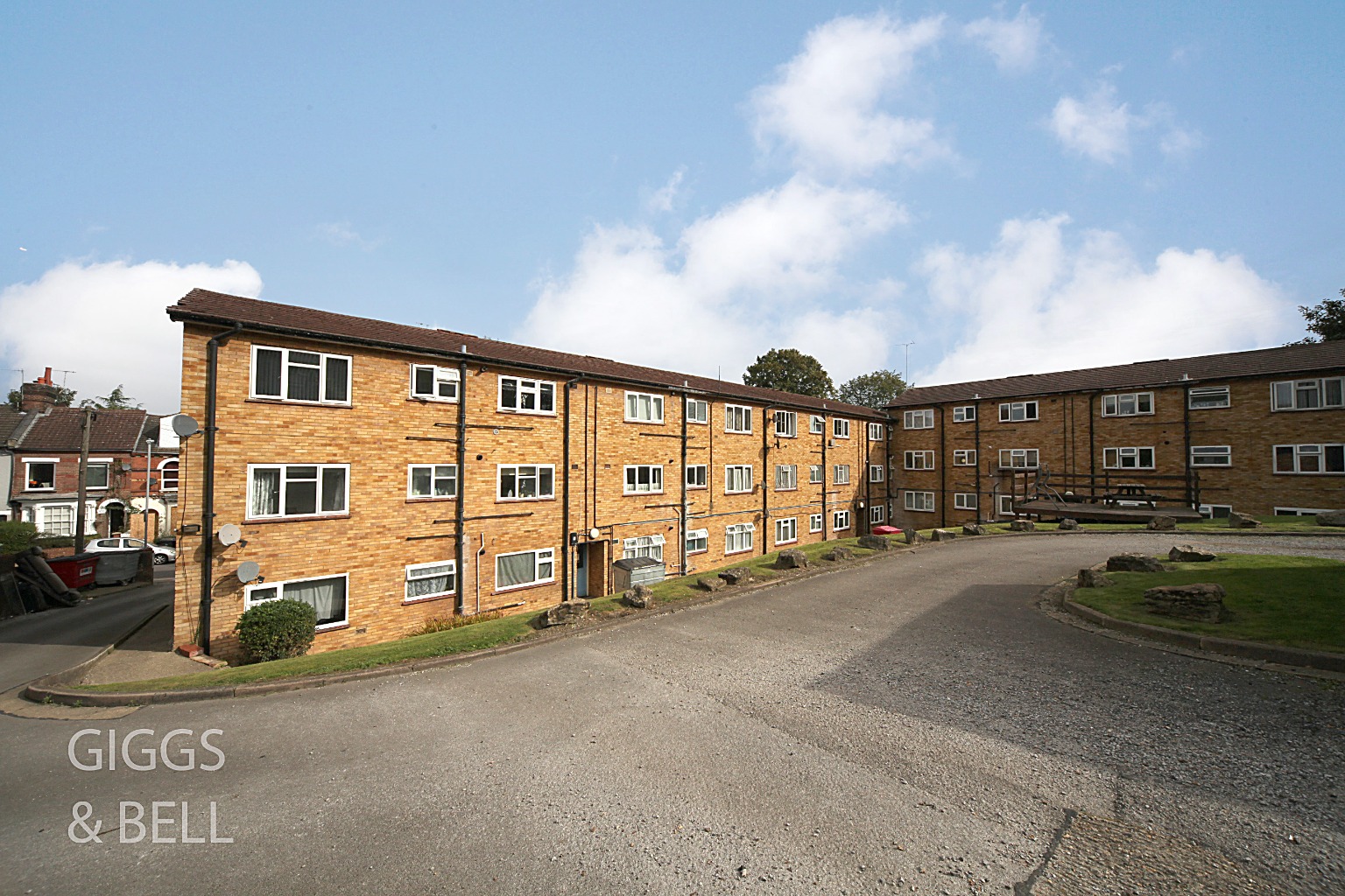 2 bed flat for sale in Stockwood Crescent, Luton 0