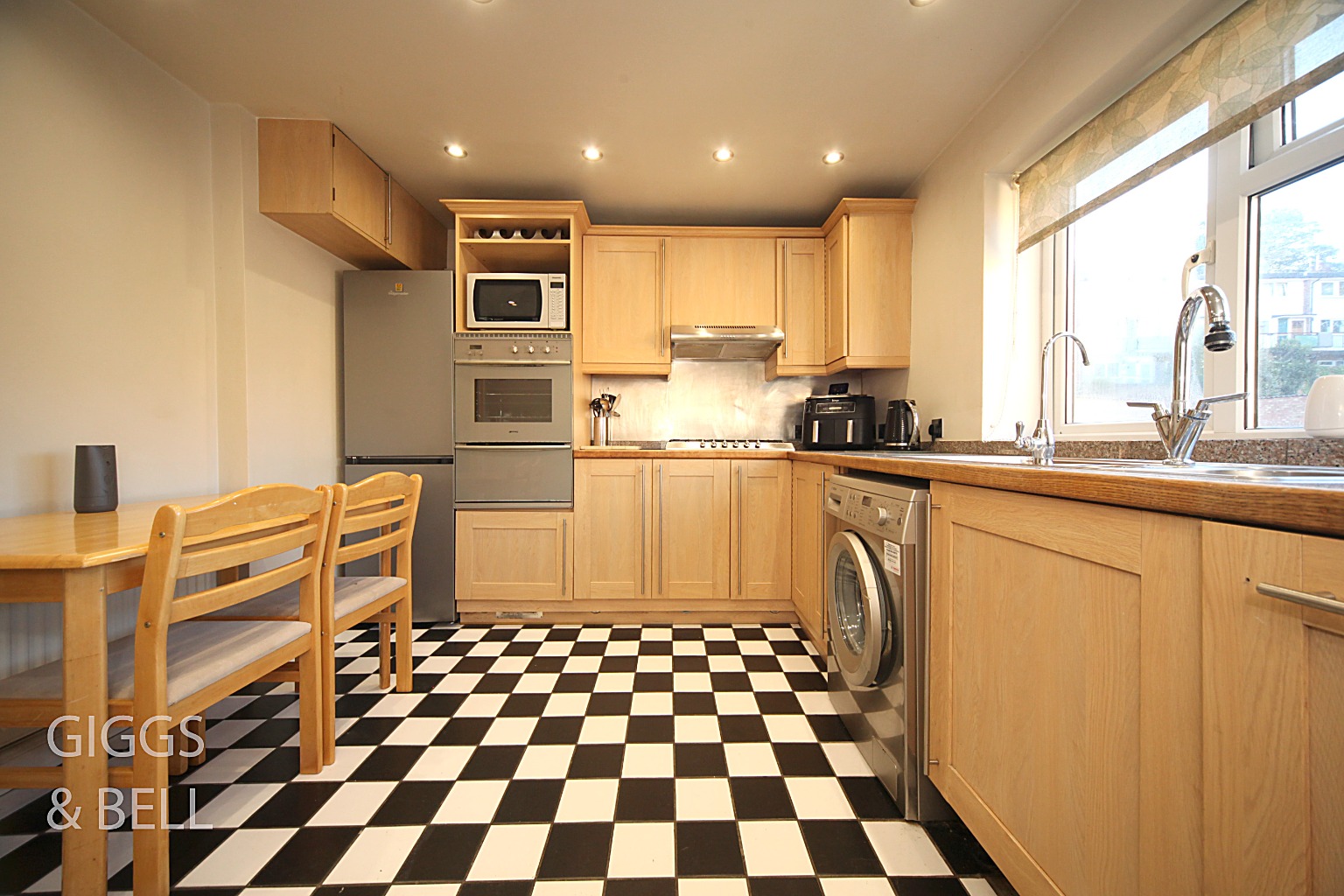 2 bed flat for sale in Stockwood Crescent, Luton  - Property Image 8