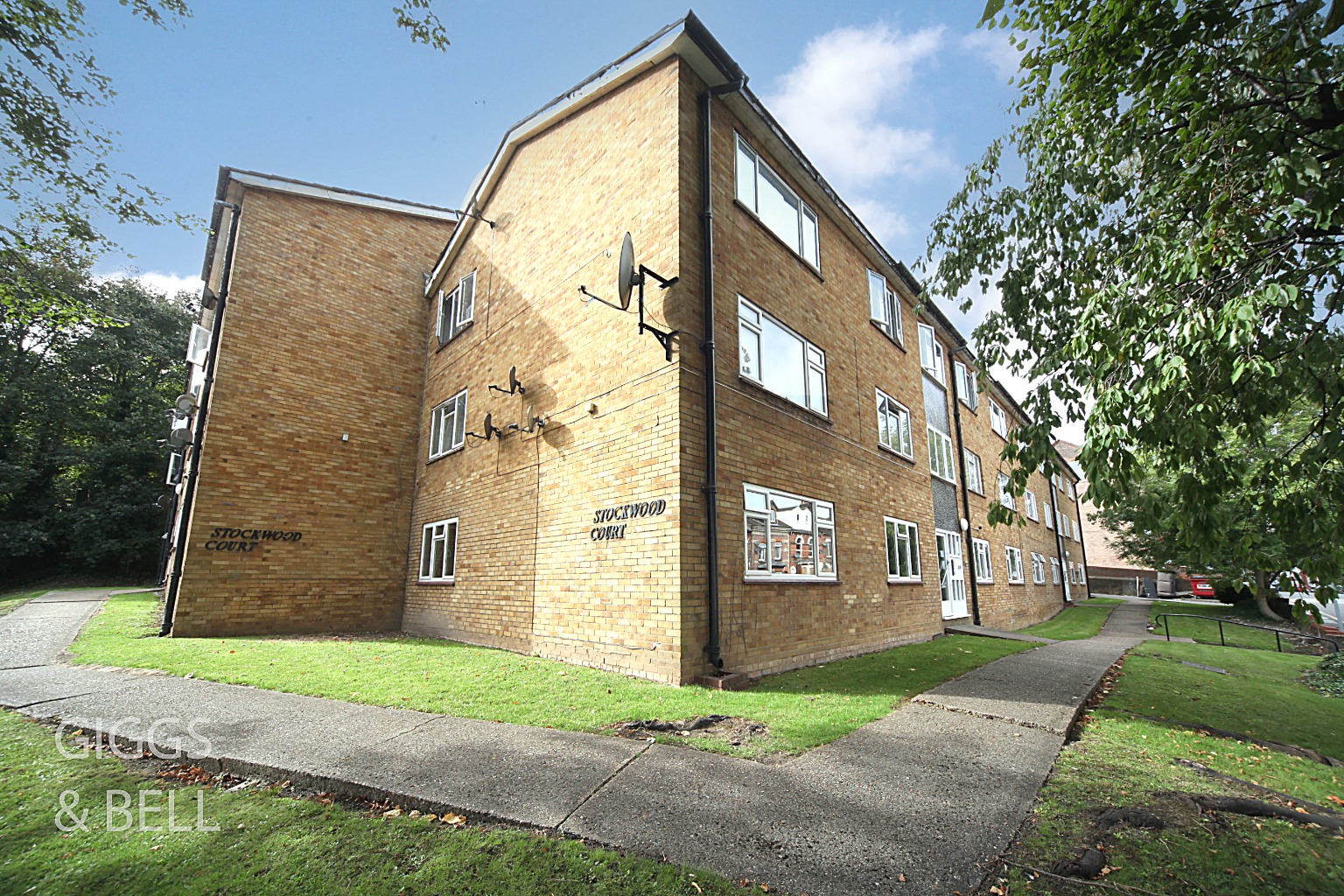 2 bed flat for sale in Stockwood Crescent, Luton, LU1 