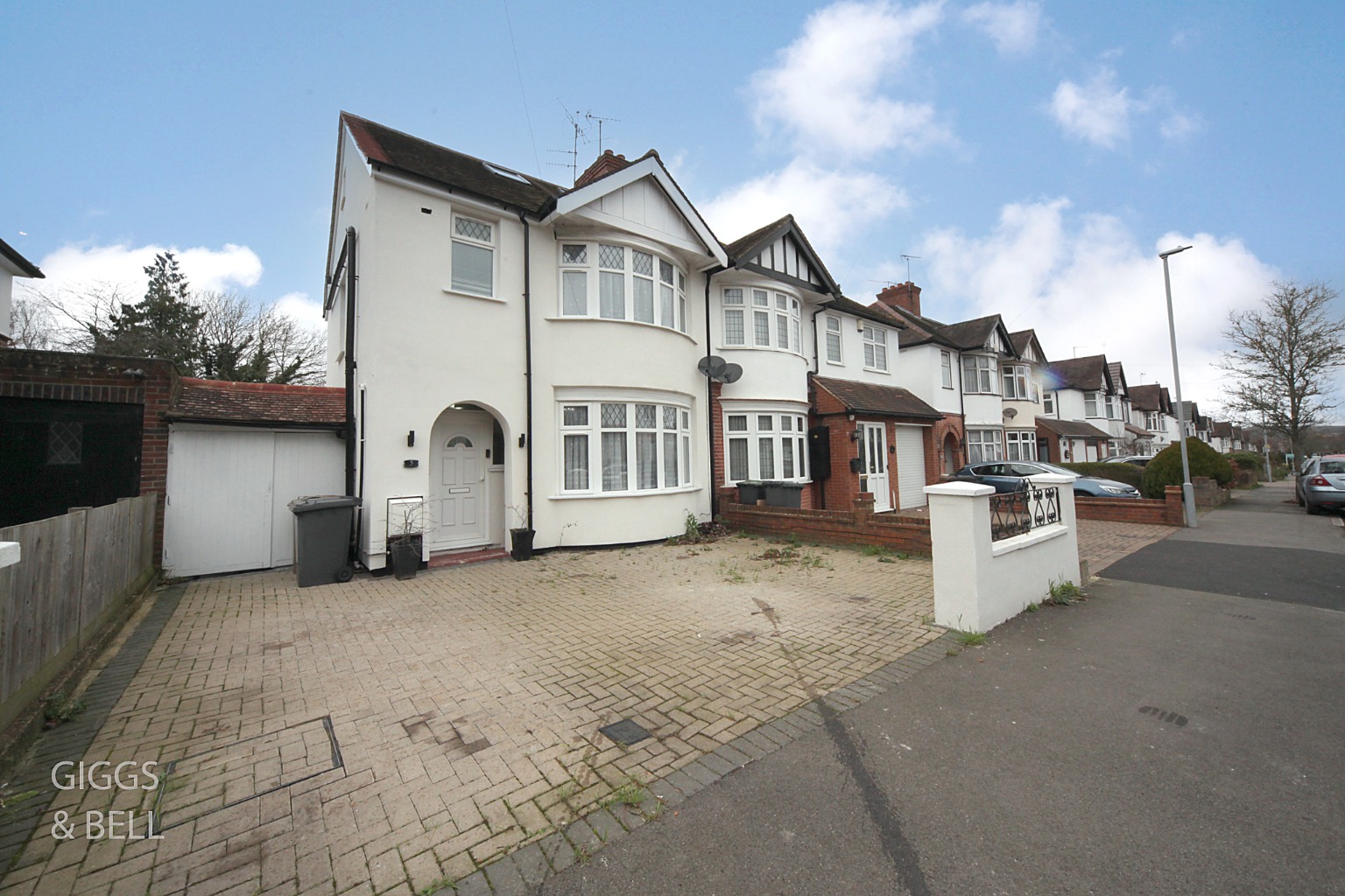 5 bed semi-detached house for sale in Wychwood Avenue, Luton  - Property Image 2