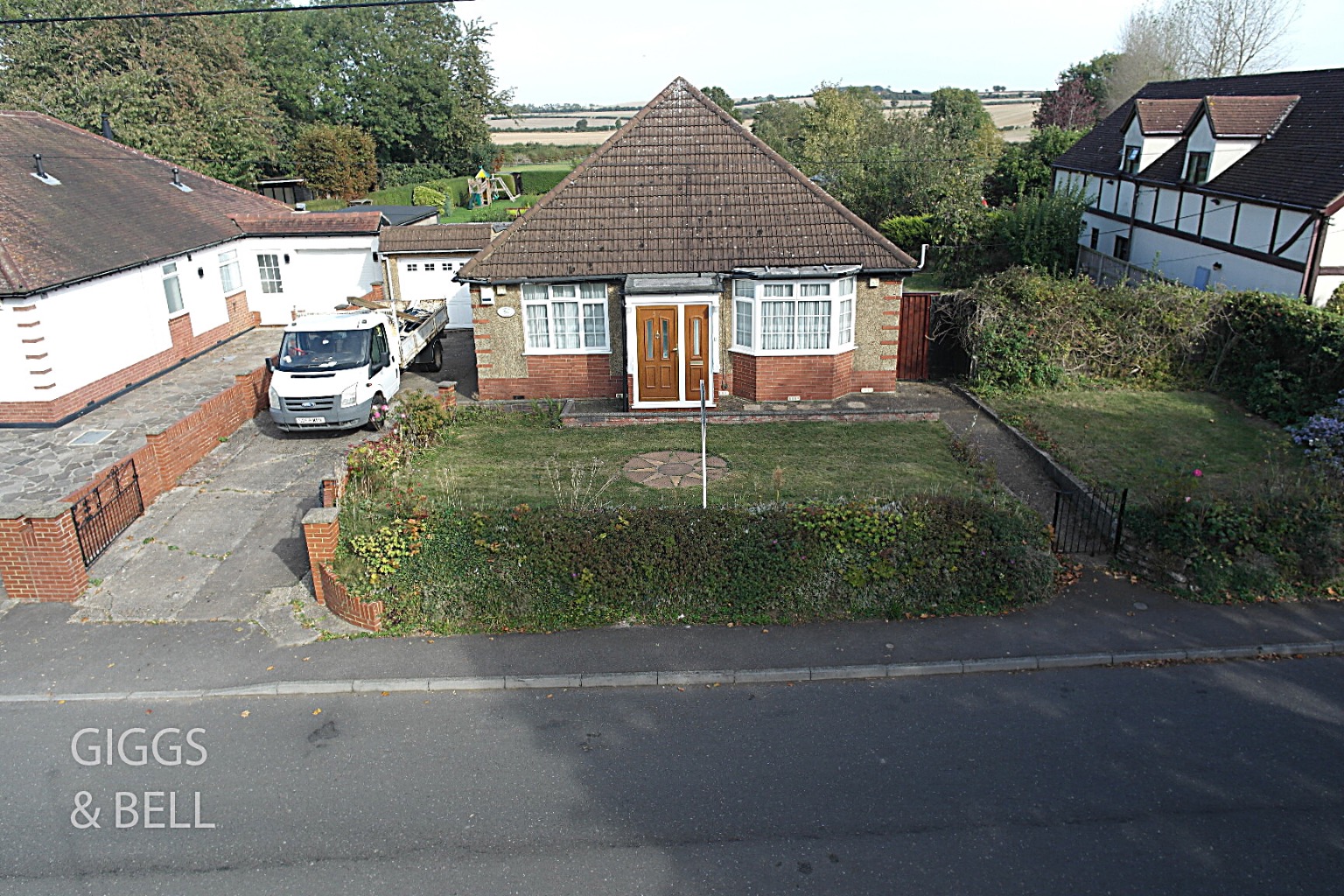 3 bed detached bungalow for sale in Sharpenhoe Road, Luton  - Property Image 1