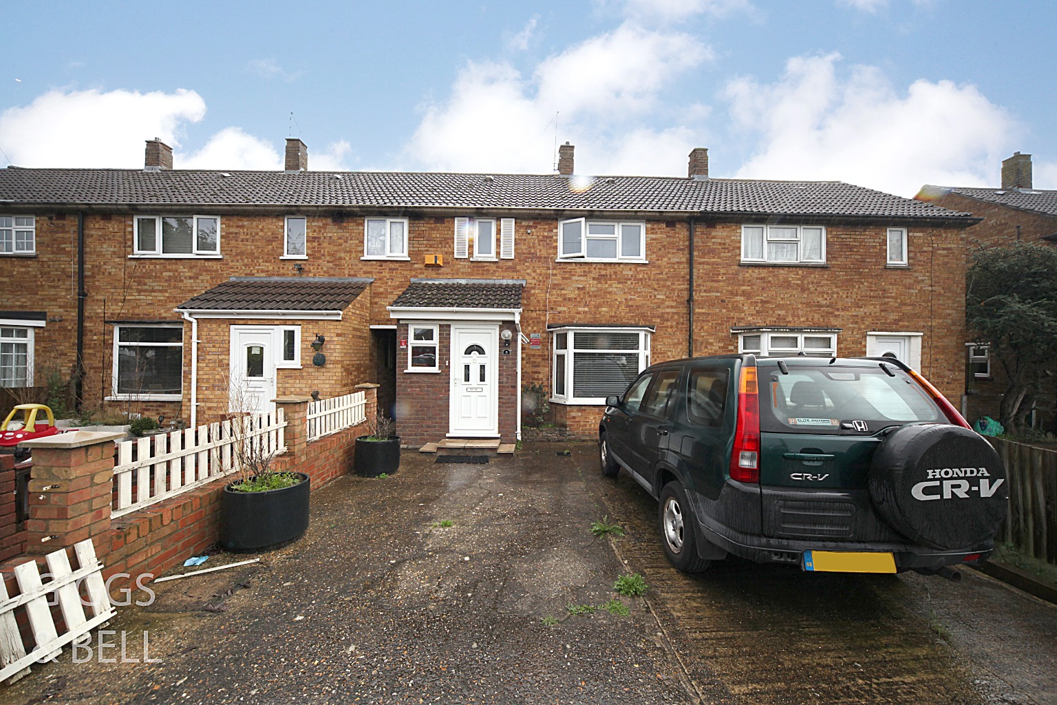 3 bed terraced house for sale in Keepers Close, Luton, LU2 
