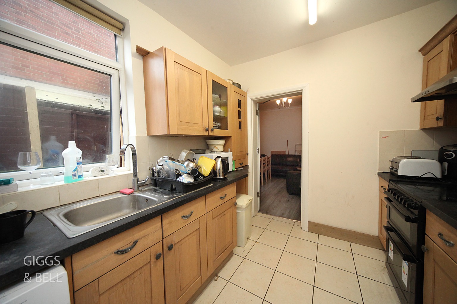 3 bed end of terrace house for sale in Richmond Hill, Luton 5