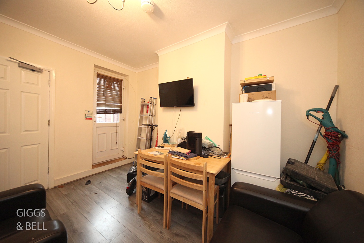 3 bed end of terrace house for sale in Richmond Hill, Luton 2