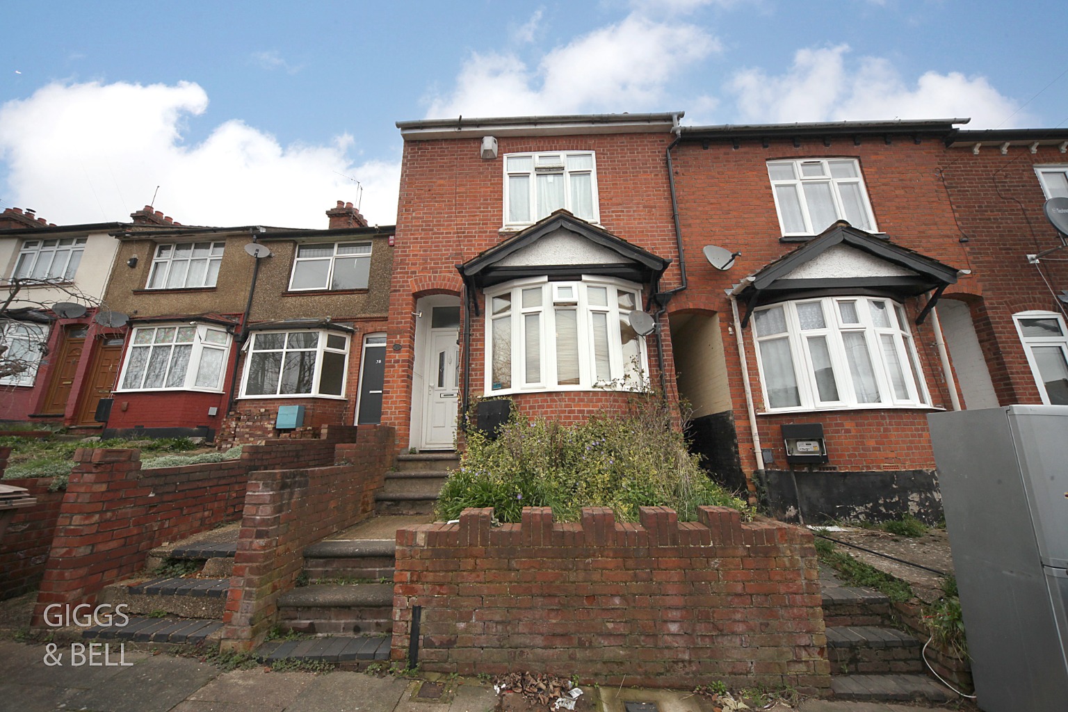 3 bed end of terrace house for sale in Richmond Hill, Luton, LU2 