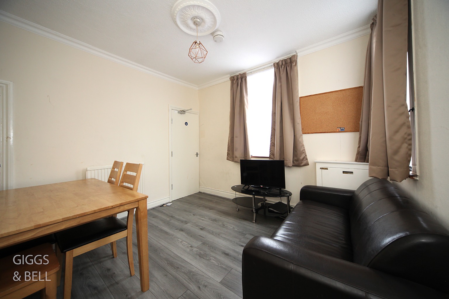 3 bed terraced house for sale in Moreton Road South, Luton 3