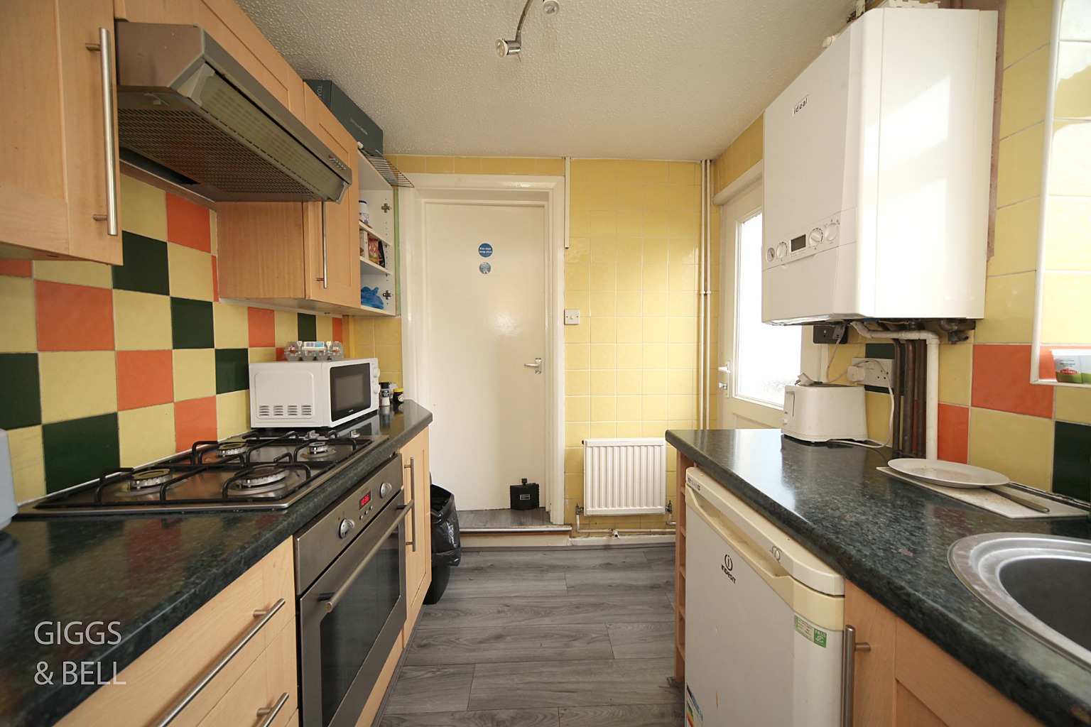 3 bed terraced house for sale in Moreton Road South, Luton 4