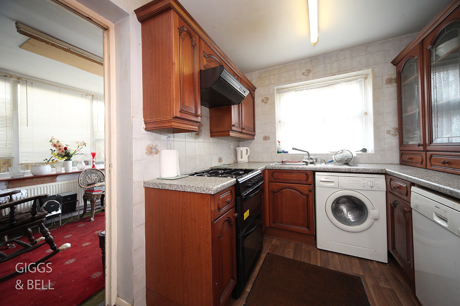 3 bed end of terrace house for sale in Paddock Close, Luton 6