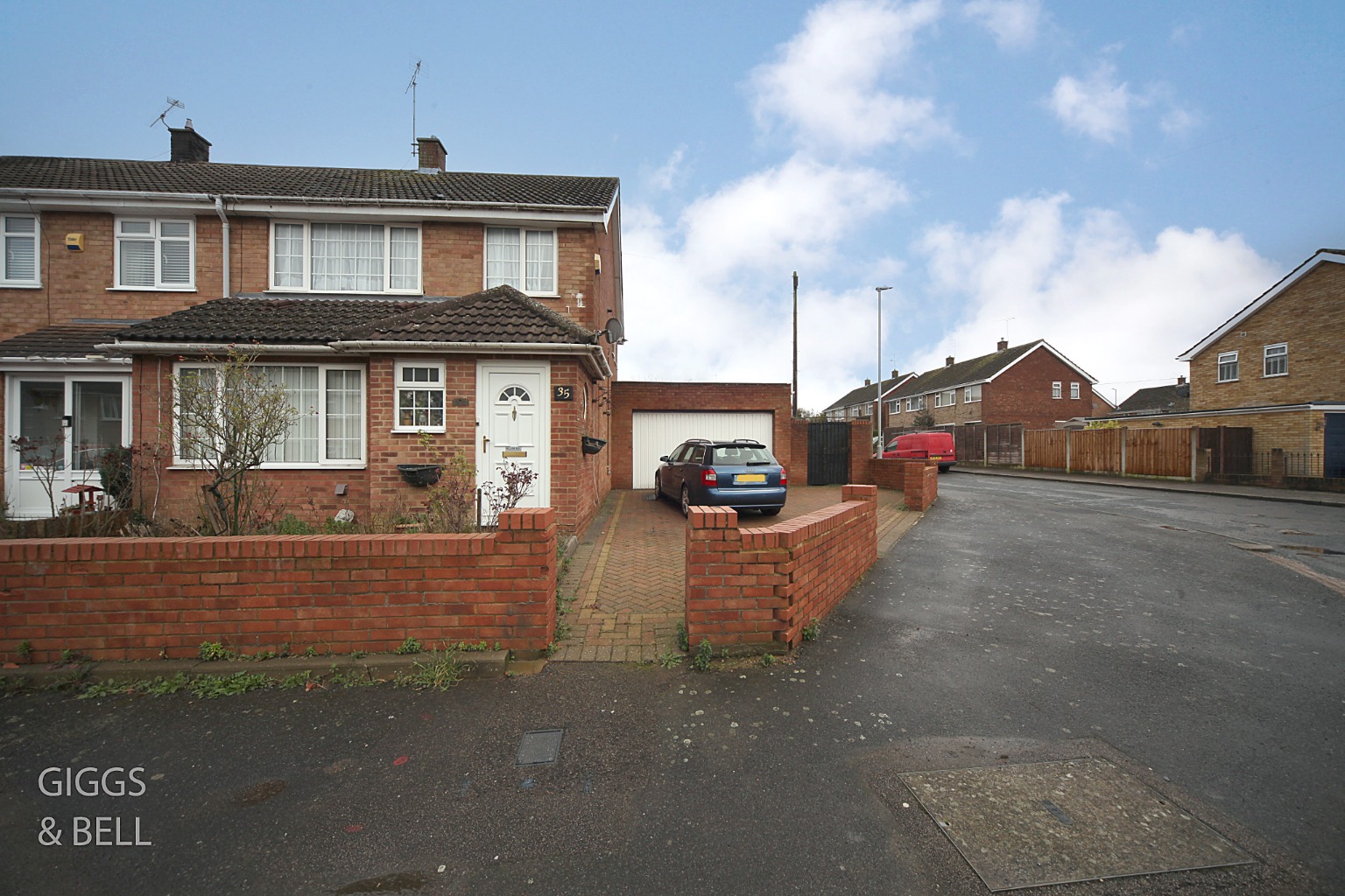 3 bed end of terrace house for sale in Paddock Close, Luton, LU4 
