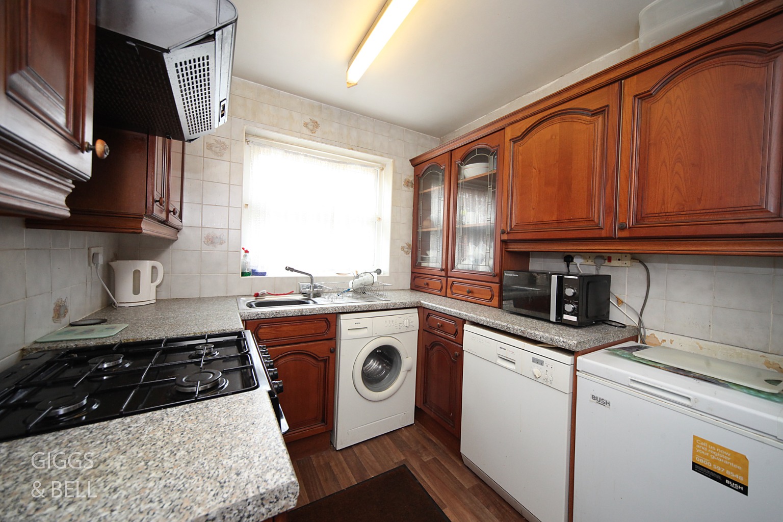 3 bed end of terrace house for sale in Paddock Close, Luton 5