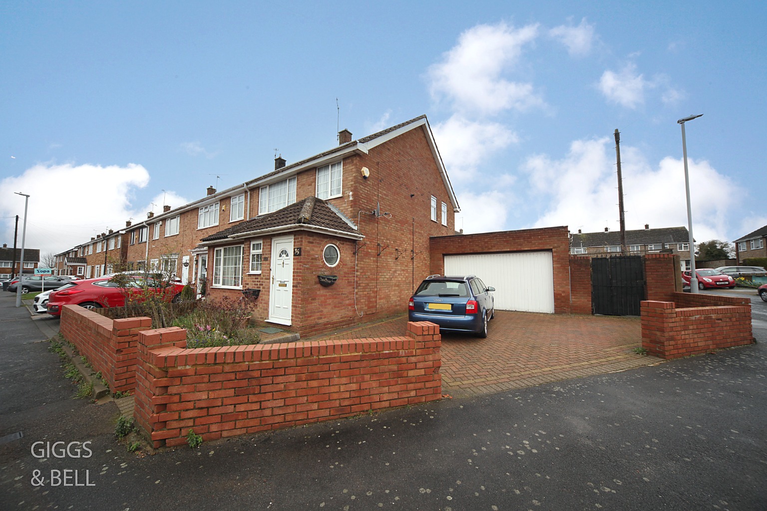 3 bed end of terrace house for sale in Paddock Close, Luton 0